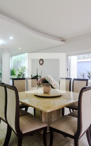 Casa à venda com 650m², 5 quartos e 6 vagas Casa à venda com 650m², 5 quartos e 6 vagasSala