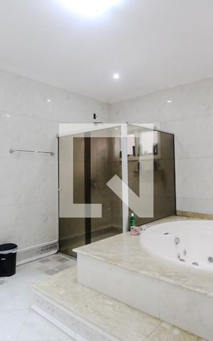 Casa à venda com 650m², 5 quartos e 6 vagas Casa à venda com 650m², 5 quartos e 6 vagasSuíte