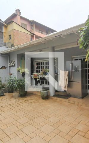 Casa à venda com 650m², 5 quartos e 6 vagas Casa à venda com 650m², 5 quartos e 6 vagasPátio