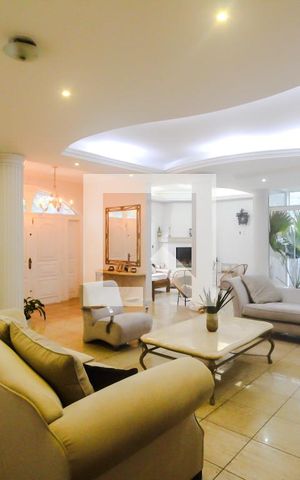 Casa à venda com 650m², 5 quartos e 6 vagas Casa à venda com 650m², 5 quartos e 6 vagasSala