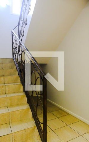 Casa à venda com 650m², 5 quartos e 6 vagas Casa à venda com 650m², 5 quartos e 6 vagasEscadas