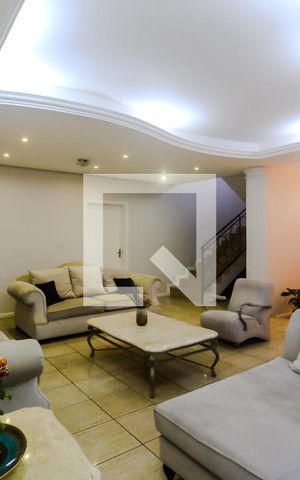 Casa à venda com 650m², 5 quartos e 6 vagas Casa à venda com 650m², 5 quartos e 6 vagasSala