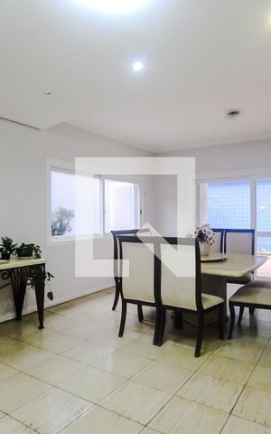 Casa à venda com 650m², 5 quartos e 6 vagas Casa à venda com 650m², 5 quartos e 6 vagasSala