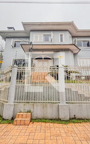 Casa à venda com 650m², 5 quartos e 6 vagas Casa à venda com 650m², 5 quartos e 6 vagasFachada