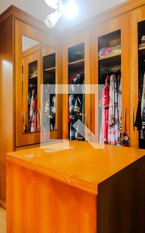 Casa à venda com 650m², 5 quartos e 6 vagas Casa à venda com 650m², 5 quartos e 6 vagasCloset Suíte