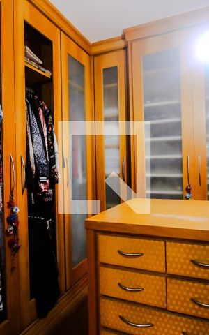 Casa à venda com 650m², 5 quartos e 6 vagas Casa à venda com 650m², 5 quartos e 6 vagasCloset Suíte