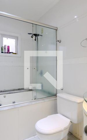 Casa à venda com 650m², 5 quartos e 6 vagas Casa à venda com 650m², 5 quartos e 6 vagasBanheiro social 2