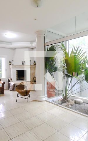 Casa à venda com 650m², 5 quartos e 6 vagas Casa à venda com 650m², 5 quartos e 6 vagasSala