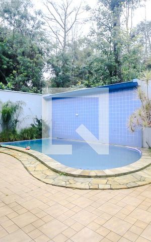 Casa à venda com 650m², 5 quartos e 6 vagas Casa à venda com 650m², 5 quartos e 6 vagasPiscina