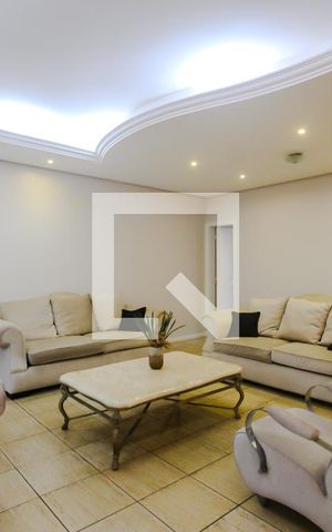 Casa à venda com 650m², 5 quartos e 6 vagas Casa à venda com 650m², 5 quartos e 6 vagasSala