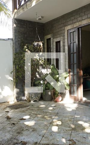 Casa à venda com 270m², 5 quartos e sem vagaPrimeiro Andar - Entrada
