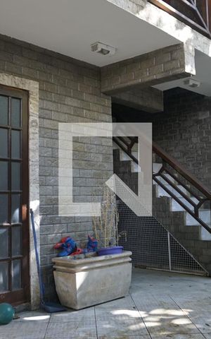Casa à venda com 270m², 5 quartos e sem vagaPrimeiro Andar - Entrada