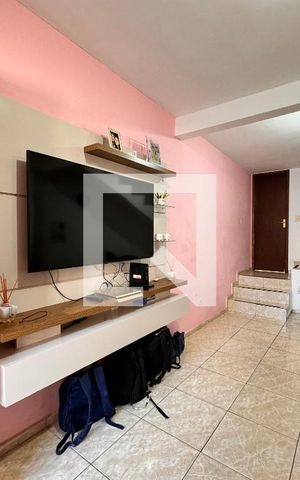 Casa à venda com 80m², 2 quartos e 2 vagas Casa à venda com 80m², 2 quartos e 2 vagasSala