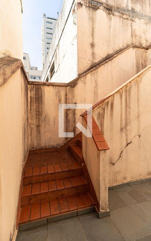 Casa à venda com 200m², 10 quartos e sem vaga Casa à venda com 200m², 10 quartos e sem vagaEscada para o Segundo Piso
