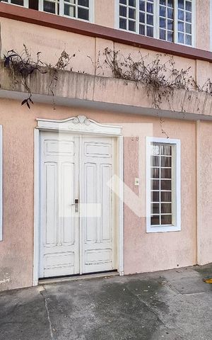 Casa à venda com 200m², 10 quartos e sem vaga Casa à venda com 200m², 10 quartos e sem vagaFachada