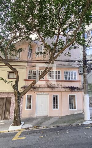 Casa à venda com 200m², 10 quartos e sem vaga Casa à venda com 200m², 10 quartos e sem vagaFachada