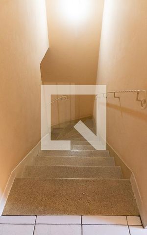 Casa à venda com 200m², 10 quartos e sem vaga Casa à venda com 200m², 10 quartos e sem vagaEscada para o Segundo Piso