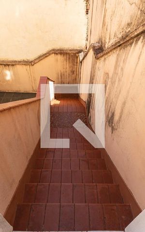 Casa à venda com 200m², 10 quartos e sem vaga Casa à venda com 200m², 10 quartos e sem vagaEscada para o Quintal do Piso Térreo