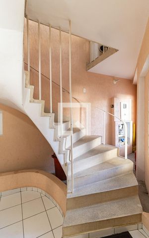 Casa à venda com 200m², 10 quartos e sem vaga Casa à venda com 200m², 10 quartos e sem vagaEscada para o Segundo Piso