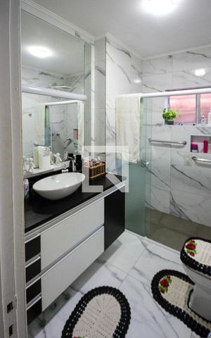Casa à venda com 190m², 3 quartos e 2 vagas Casa à venda com 190m², 3 quartos e 2 vagasBanheiro da Suite