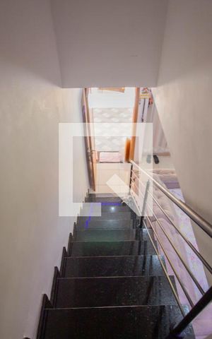 Casa à venda com 83m², 2 quartos e 2 vagas Casa à venda com 83m², 2 quartos e 2 vagasEscada