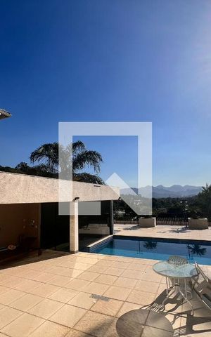 Casa de condomínio à venda com 563m², 6 quartos e 4 vagas Casa de condomínio à venda com 563m², 6 quartos e 4 vagasPiscina e area de lazer