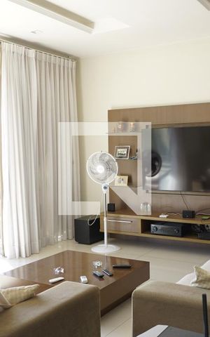 Casa de condomínio à venda com 563m², 6 quartos e 4 vagasSala de TV