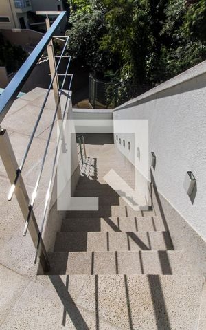 Casa de condomínio à venda com 540m², 4 quartos e 4 vagas Casa de condomínio à venda com 540m², 4 quartos e 4 vagasEscada