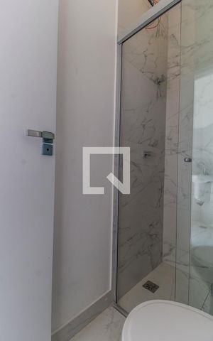 Casa de condomínio à venda com 540m², 4 quartos e 4 vagas Casa de condomínio à venda com 540m², 4 quartos e 4 vagasBanheiro de serviço