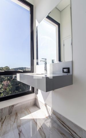 Casa de condomínio à venda com 540m², 4 quartos e 4 vagas Casa de condomínio à venda com 540m², 4 quartos e 4 vagasBanheiro da Suíte 2
