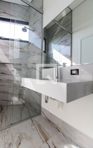 Casa de condomínio à venda com 540m², 4 quartos e 4 vagas Casa de condomínio à venda com 540m², 4 quartos e 4 vagasBanheiro da Suíte 4