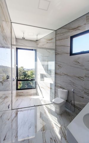 Casa de condomínio à venda com 540m², 4 quartos e 4 vagas Casa de condomínio à venda com 540m², 4 quartos e 4 vagasBanheiro da Suíte 1