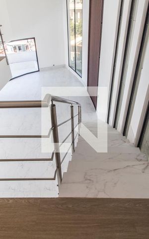 Casa de condomínio à venda com 540m², 4 quartos e 4 vagas Casa de condomínio à venda com 540m², 4 quartos e 4 vagasEscada