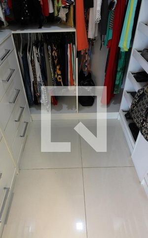Casa de condomínio à venda com 320m², 5 quartos e 2 vagasQuarto 4 Closet da Suíte Principal