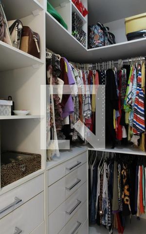 Casa de condomínio à venda com 320m², 5 quartos e 2 vagasQuarto 4 Closet da Suíte Principal