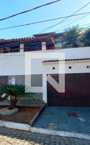 Casa de condomínio à venda com 320m², 5 quartos e 2 vagas Casa de condomínio à venda com 320m², 5 quartos e 2 vagasFachada Externa