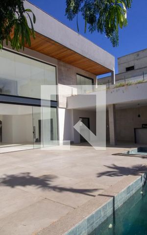 Casa à venda com 860m², 6 quartos e 4 vagas Casa à venda com 860m², 6 quartos e 4 vagasQuintal