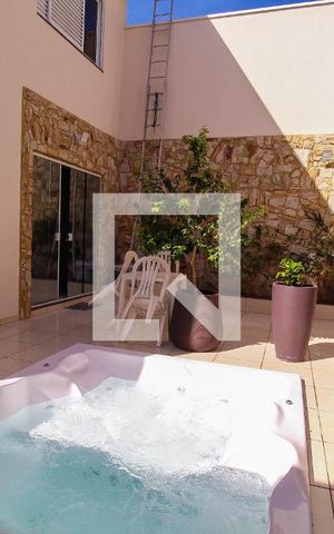 Casa à venda com 270m², 5 quartos e 3 vagas Casa à venda com 270m², 5 quartos e 3 vagasÁrea externa