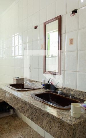 Casa à venda com 375m², 5 quartos e 5 vagas Casa à venda com 375m², 5 quartos e 5 vagasBanheiro - Suíte 2