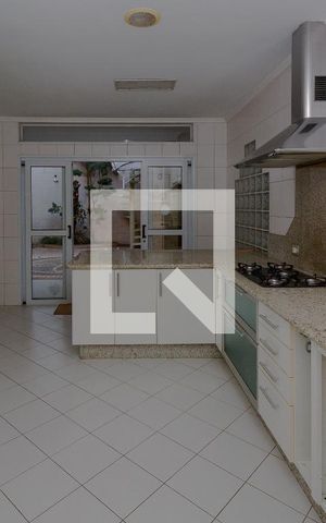 Casa à venda com 634m², 4 quartos e 5 vagas Casa à venda com 634m², 4 quartos e 5 vagasCozinha