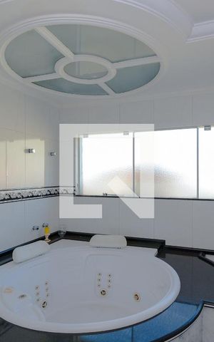 Casa à venda com 634m², 4 quartos e 5 vagas Casa à venda com 634m², 4 quartos e 5 vagasBanheiro da Suíte 1