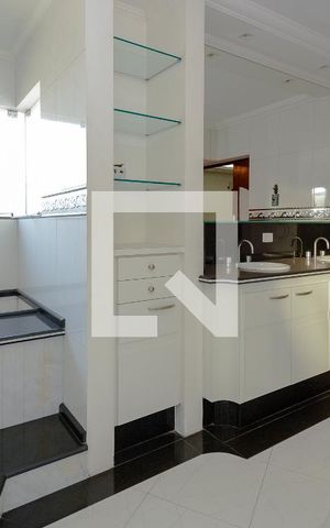 Casa à venda com 634m², 4 quartos e 5 vagas Casa à venda com 634m², 4 quartos e 5 vagasBanheiro da Suíte 1