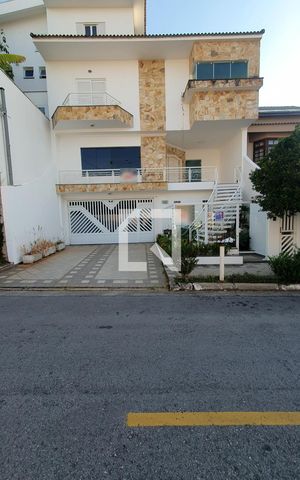 Casa à venda com 634m², 4 quartos e 5 vagas Casa à venda com 634m², 4 quartos e 5 vagasFachada Sobrado
