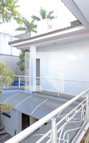Casa à venda com 634m², 4 quartos e 5 vagas Casa à venda com 634m², 4 quartos e 5 vagasSacada da suíte 2 e 3