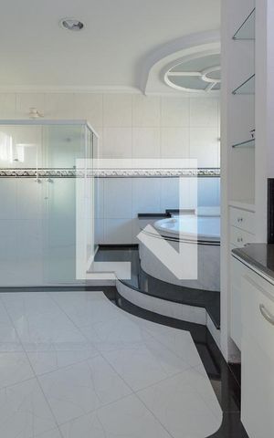 Casa à venda com 634m², 4 quartos e 5 vagas Casa à venda com 634m², 4 quartos e 5 vagasBanheiro da Suíte 1