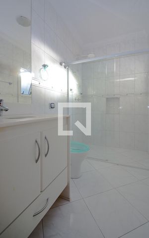 Casa à venda com 634m², 4 quartos e 5 vagas Casa à venda com 634m², 4 quartos e 5 vagasBanheiro da Suíte 2