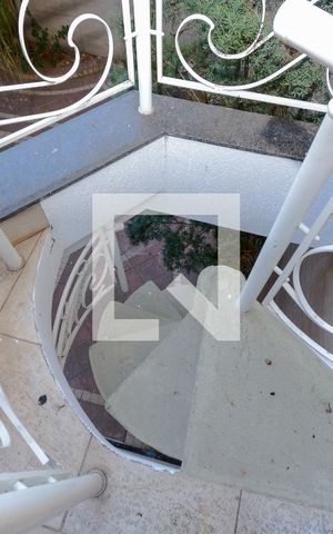 Casa à venda com 634m², 4 quartos e 5 vagas Casa à venda com 634m², 4 quartos e 5 vagasSacada da suíte 2 e 3 - acesso ao quintal