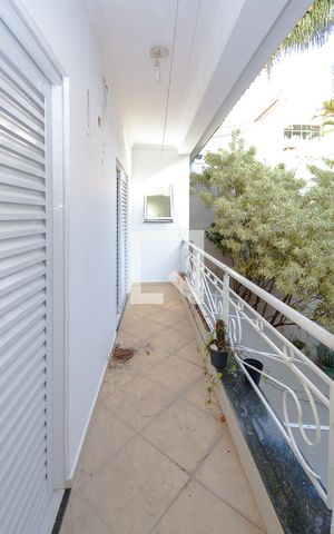 Casa à venda com 634m², 4 quartos e 5 vagas Casa à venda com 634m², 4 quartos e 5 vagasSacada da suíte 2 e 3