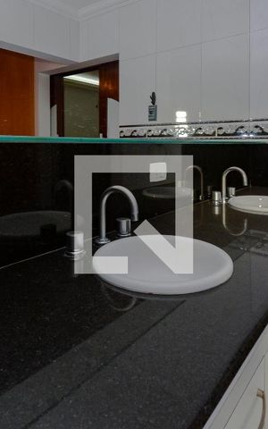 Casa à venda com 634m², 4 quartos e 5 vagas Casa à venda com 634m², 4 quartos e 5 vagasBanheiro da Suíte 1