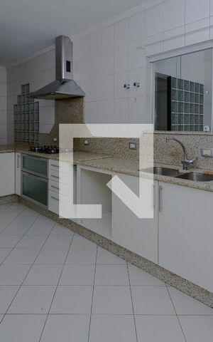 Casa à venda com 634m², 4 quartos e 5 vagas Casa à venda com 634m², 4 quartos e 5 vagasCozinha